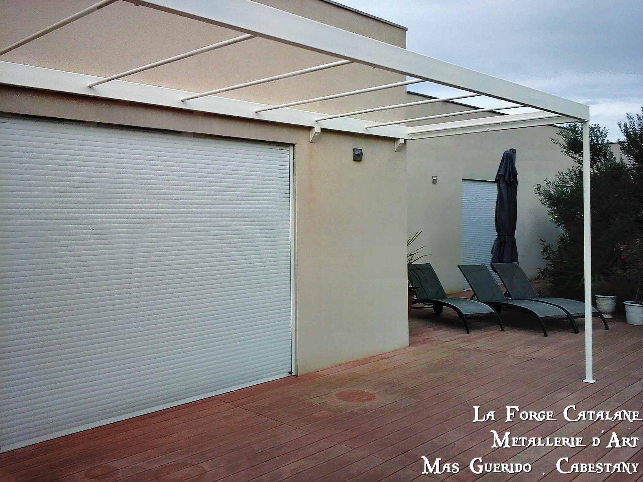 pergola montage sur corbeaux thermolaquage blanc forge catalane 4.jpg